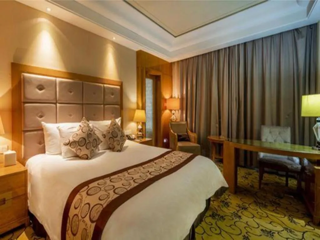 New Century Grand Hotel Xinxiang 5*,