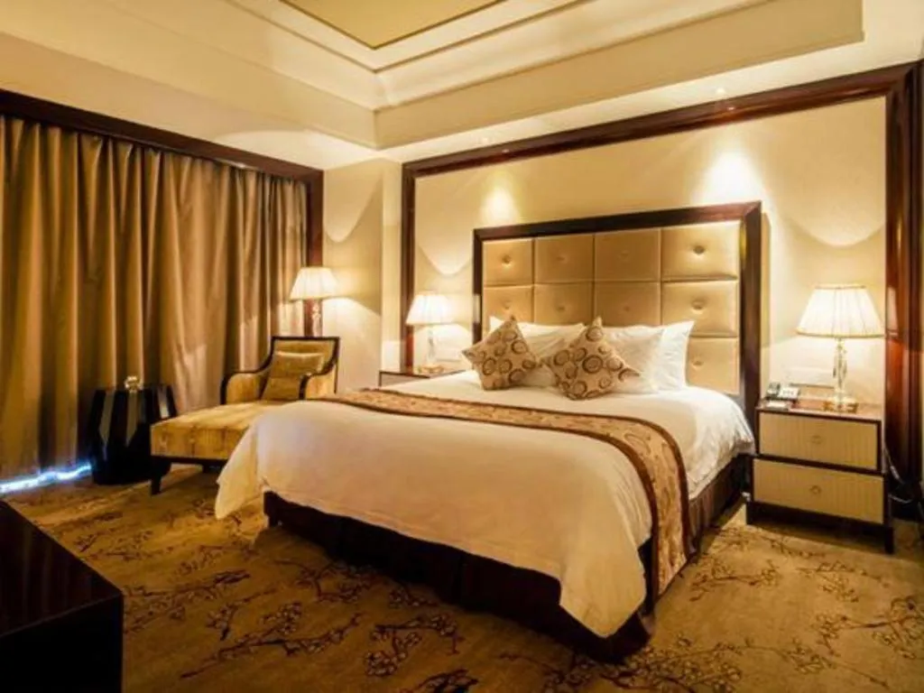 New Century Grand Hotel Xinxiang 5*,