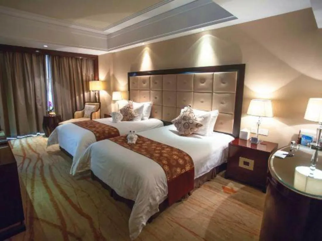 New Century Grand Hotel Xinxiang 5*,